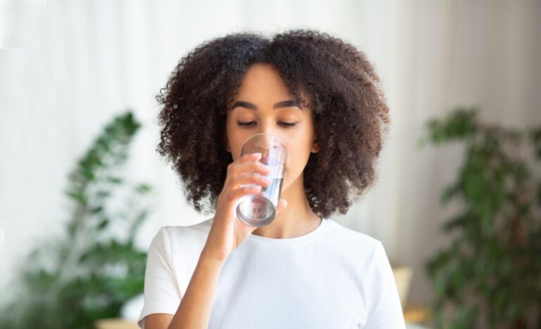 Skin Health Benefits of Drinking Water: A Woman’s Simple Guide